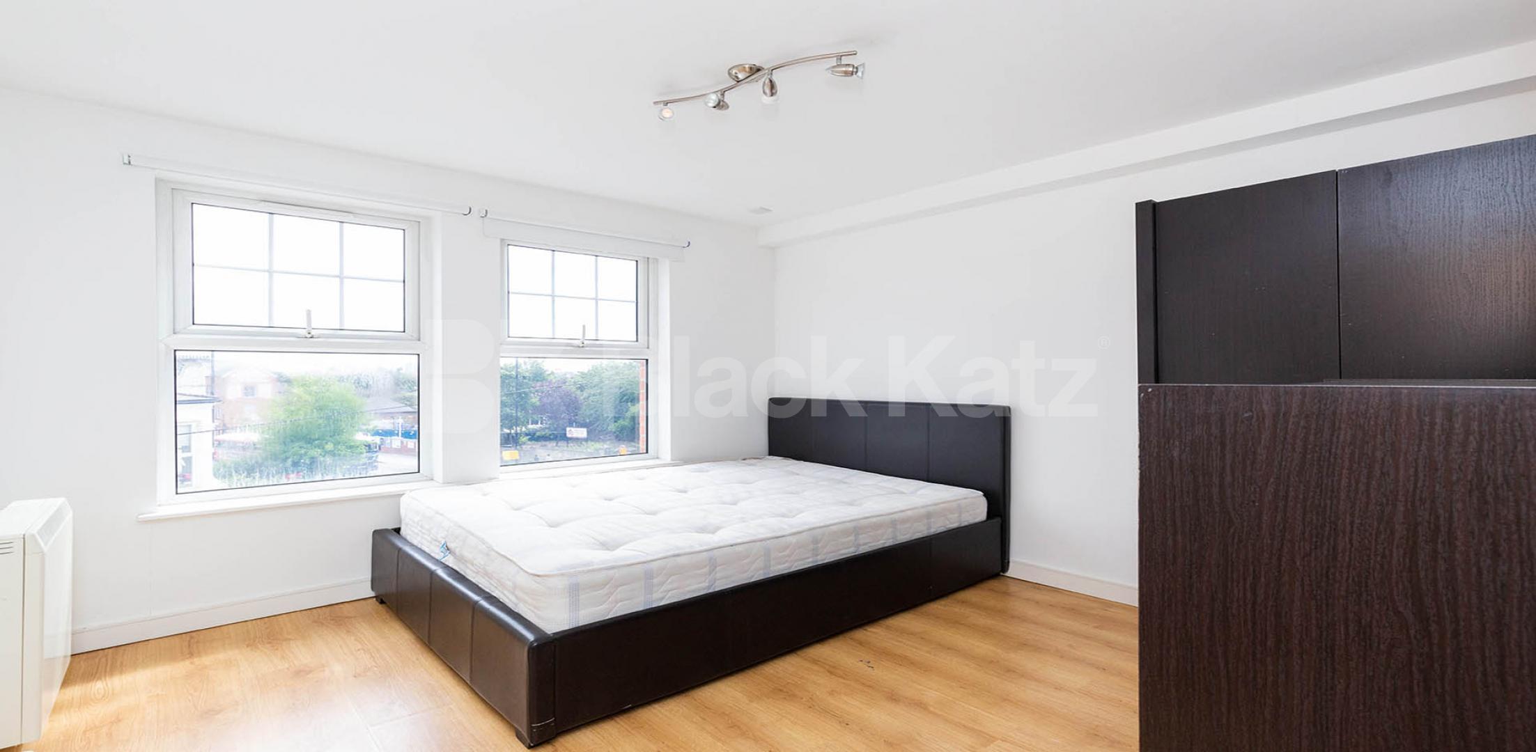			3 Bedroom, 1 bath, 1 reception Apartment			 Criterion Mews, ARCHWAY N19